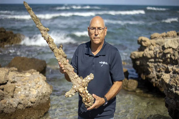 Israeli diver finds 900-year-old Crusader sword