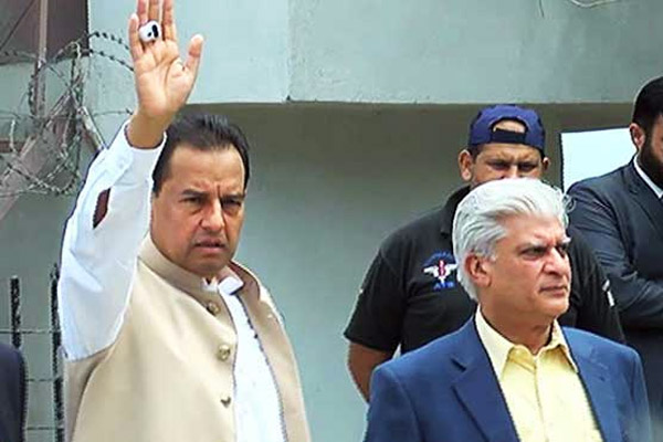 capton safdar